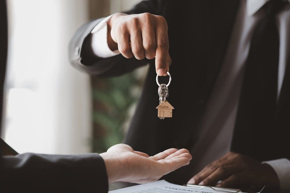Home-purchaser-recieving-the-keys-to-their-new-property